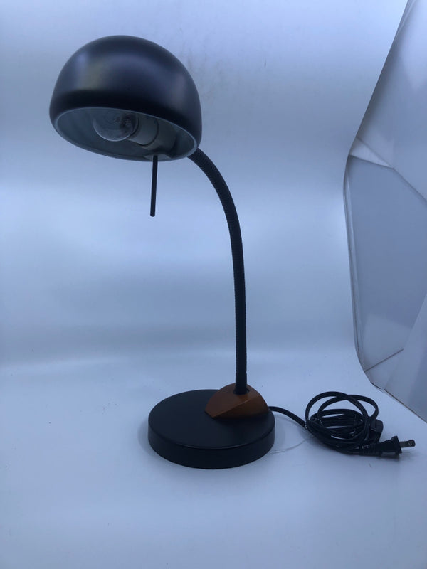 BLACK ADJUSTABLE DESK LAMP.