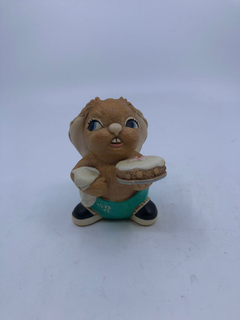 VTG PENDELFIN BUNNY SCOFFER W PIE.