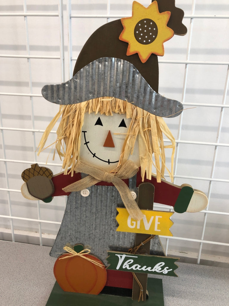 GIVE THANKS WOOD SCARECROW.