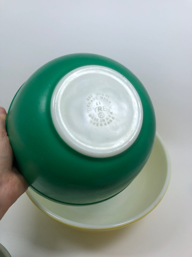 4PC VTG COLORFUL PYREX MIXING BOWLS.
