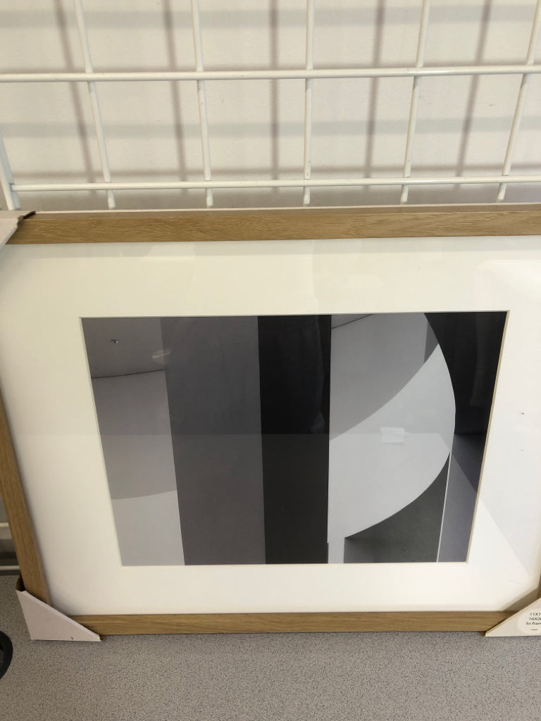 NWT FRAMED BLACK & WHITE PRINT/PHOTO FRAME.