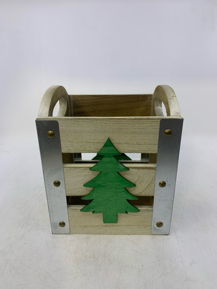SQUARE SLATED WHITE WOOD BASKET W/ GREEN PINE TREE METAL EDGES.