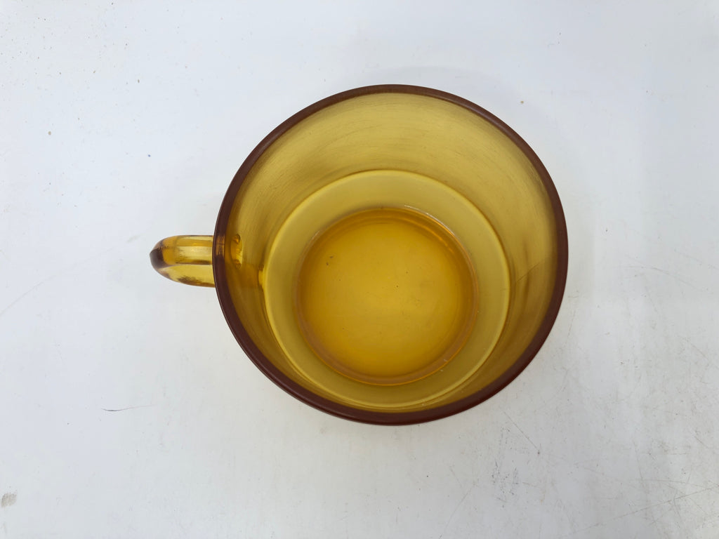 2 AMBER GLASS MUGS AND SAUCERS.