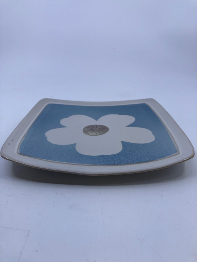 BLUE AND WHITE FLORAL RAISED EDGE SERVING PLATE.
