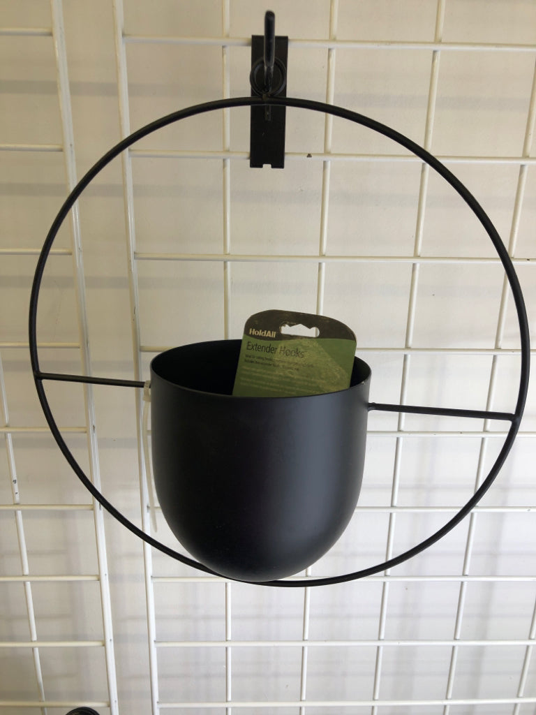 ROUND METAL PLANTER WALL HANGING W/HOOKS.