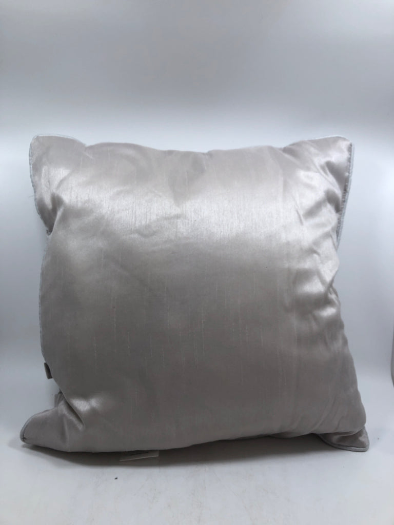 LOOP LINE GRAY PILLOW.