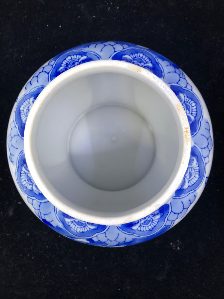 FOOTED BLUE & WHITE CERAMIC POT W/LID.