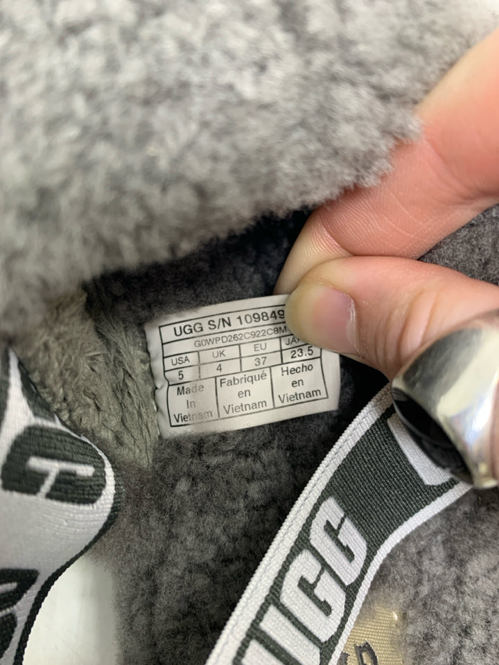 UGG Youth Fluff Yeah Slides
