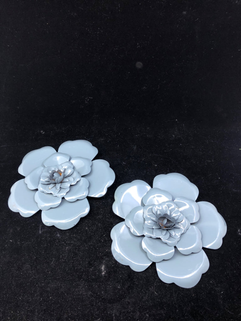 2 BLUE FLOWER WALL HANGINGS.