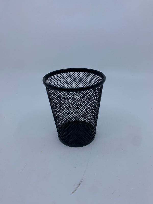 BLACK MESH PENCIL CUP.