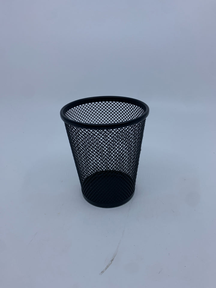 BLACK MESH PENCIL CUP.