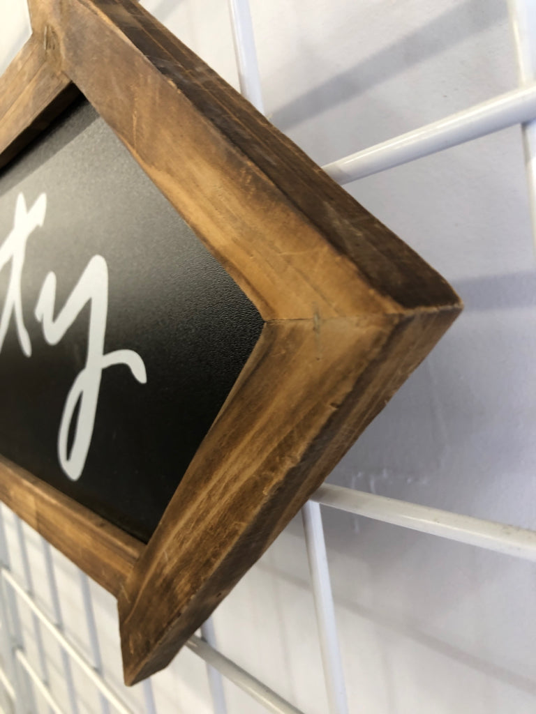 PARTY WOODEN PRIMITIVE ARROW.