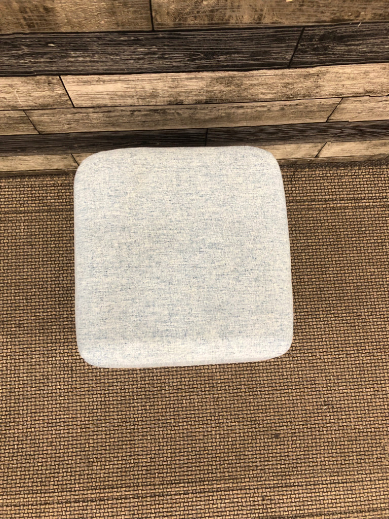 BLUE SMALL SQUARE STOOL.