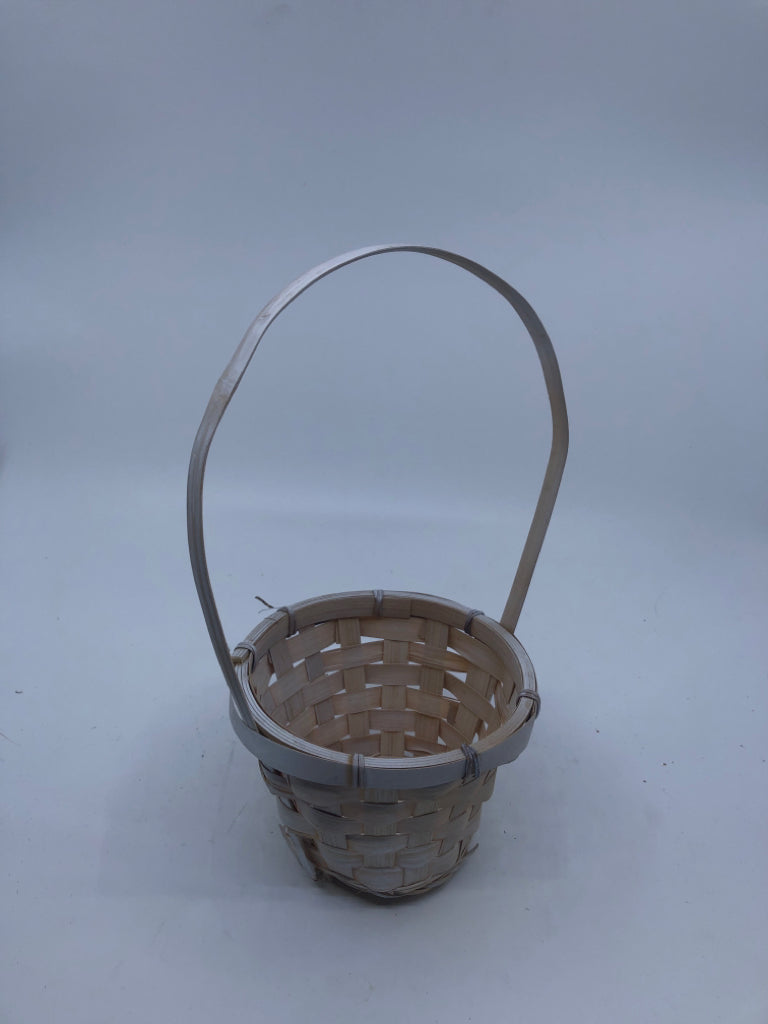 WHITE SMALL BASKET W HANDLE.