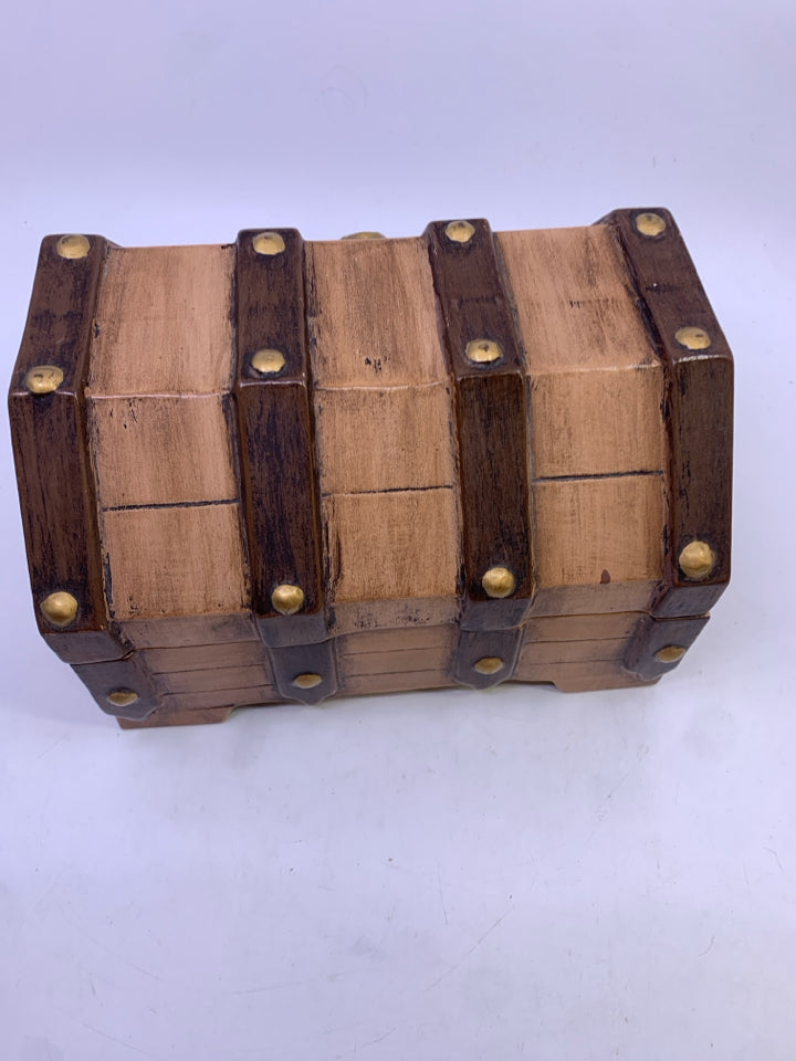 VTG CERAMIC TREASURE CHEST JEWELRY BOX.