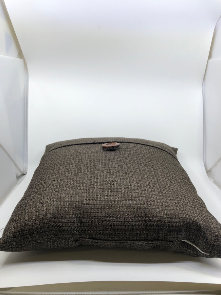 BROWN WEAVE ACCENT PILLOW WITH BROWN BUTTON.