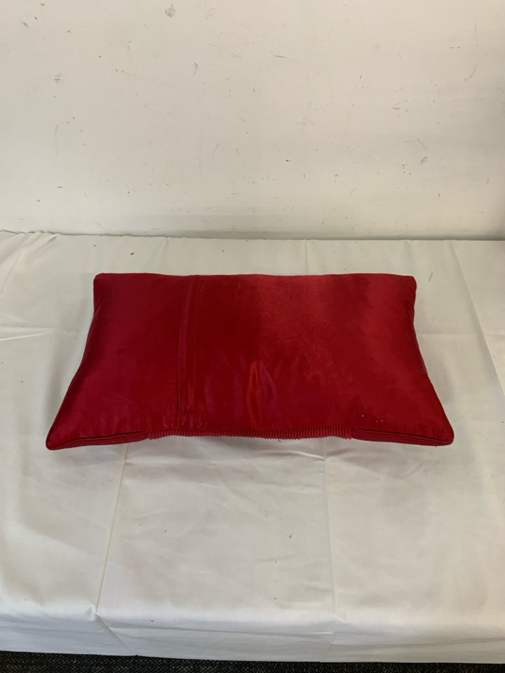 RED RECTANGLE RIBBED PILLOW.