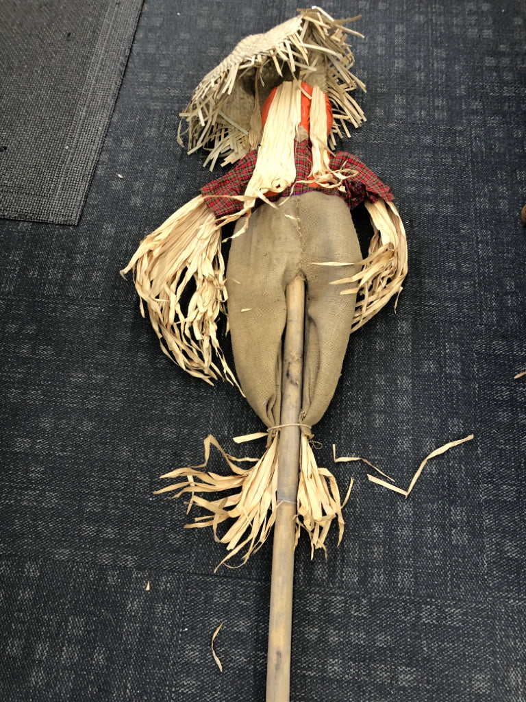 PUMPKIN HEAD SCARECROW STAKE.