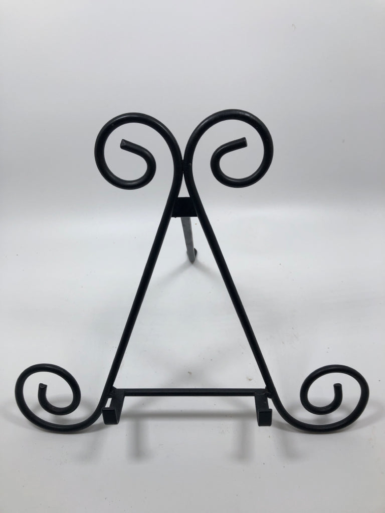 METAL SCROLL STAND.