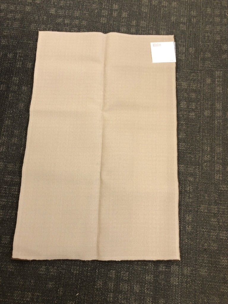 MAPLES HIGHLAND ACCENT RUG TAN & RED W/BROWN BORDER & THIN BRANCHES.