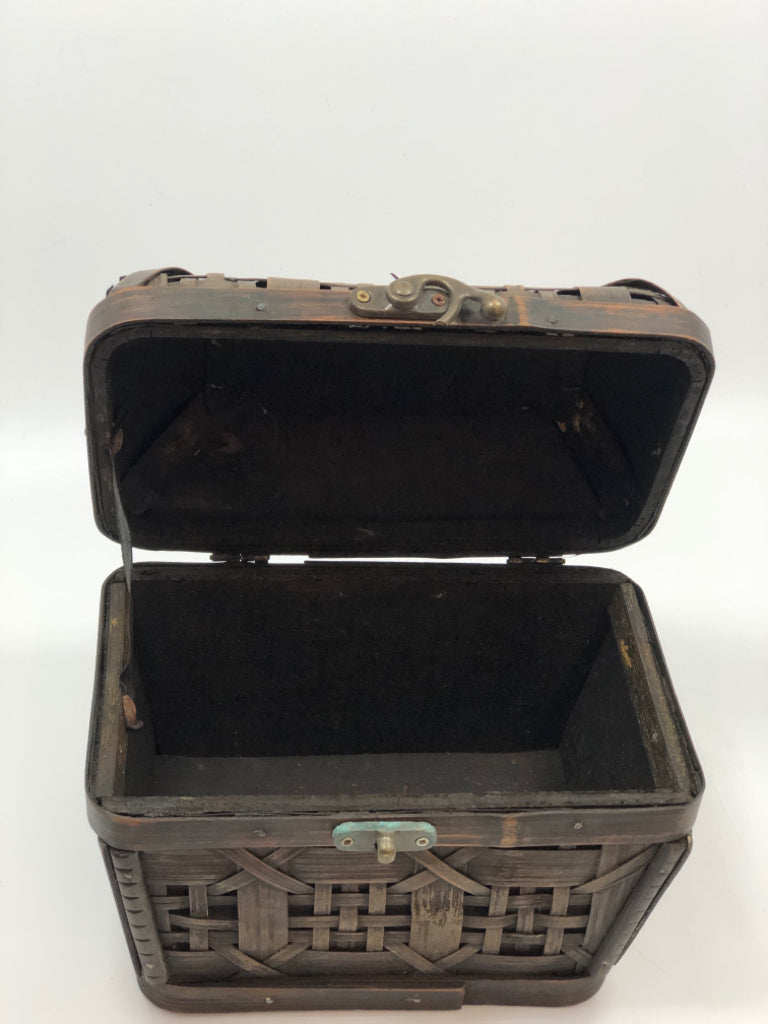 WOVEN BOX W/FLIP LID AND LATCH.