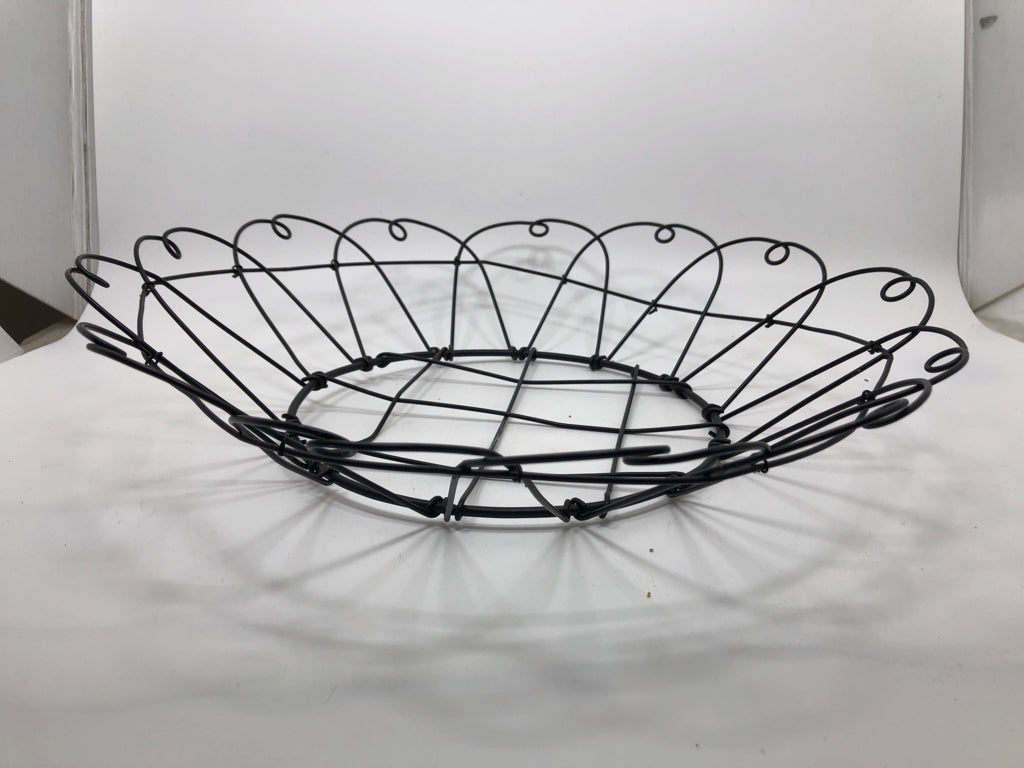 METAL LOOP FRUIT BOWL.