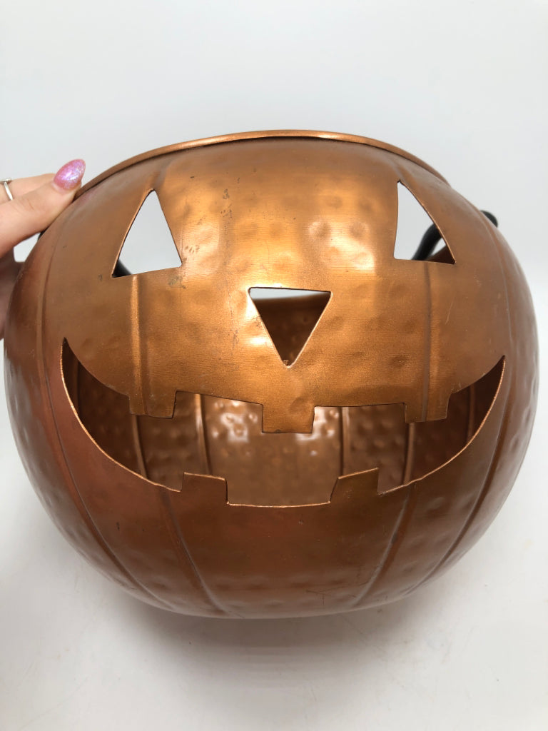 METAL PUMPKIN BUCKET W/HEAVY METAL HANDLE.