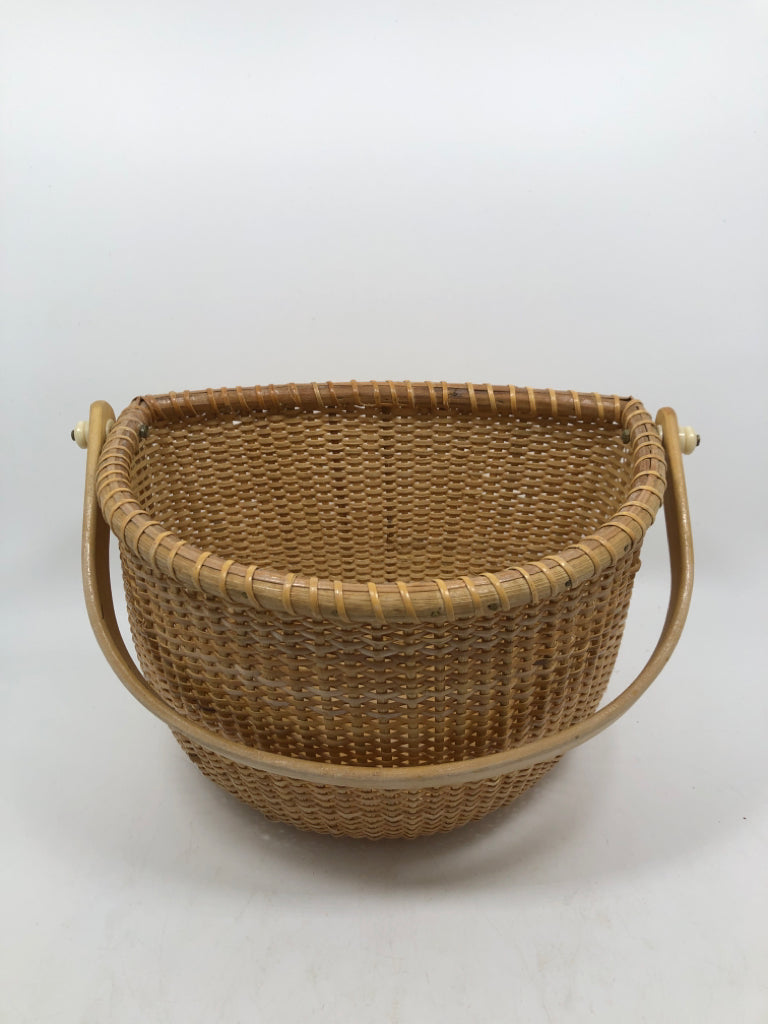 HALF CIRCLE WICKER BASKET W/WOOD HANDLE.