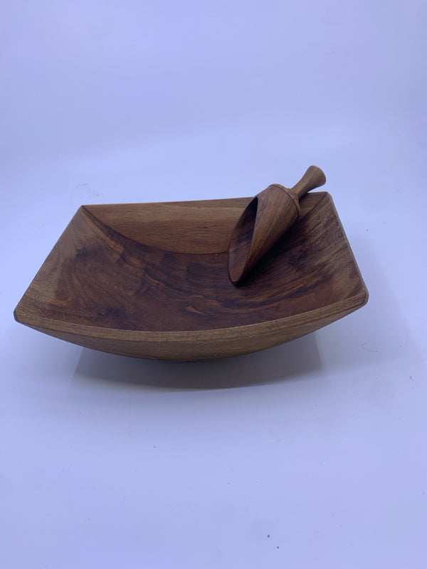 VTG WIDE SQUARE BOWL WITH WOODEN SCOOP.