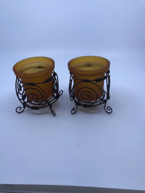 2 FROSTED ORANGE GLASS TEALIGHT HOLDER IN RUSTIC METAL STAND.
