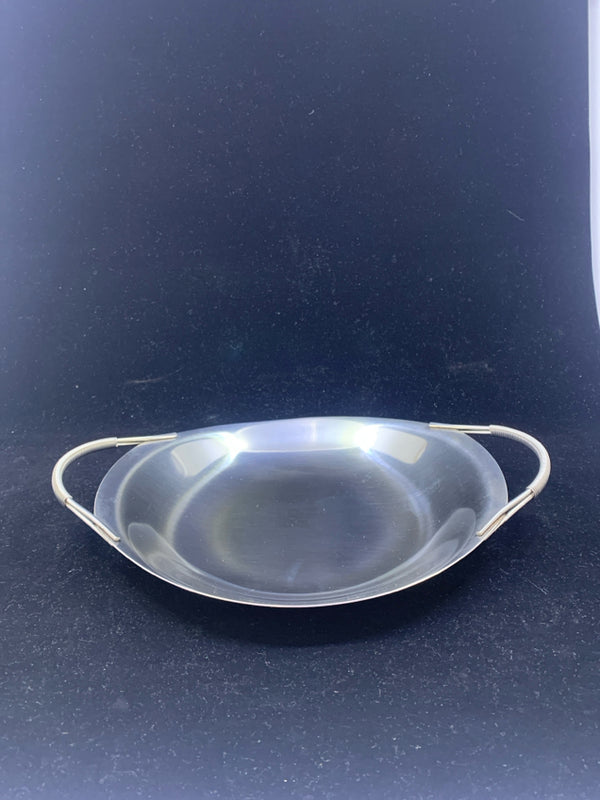 SMALL ROUND METAL SERVER WITH HANDLES.