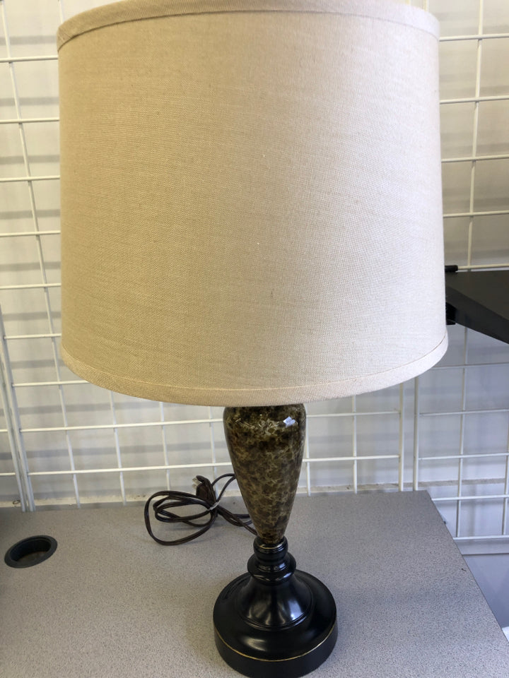 HEAVY MARBLE LAMP WITH CREAM SHADE.