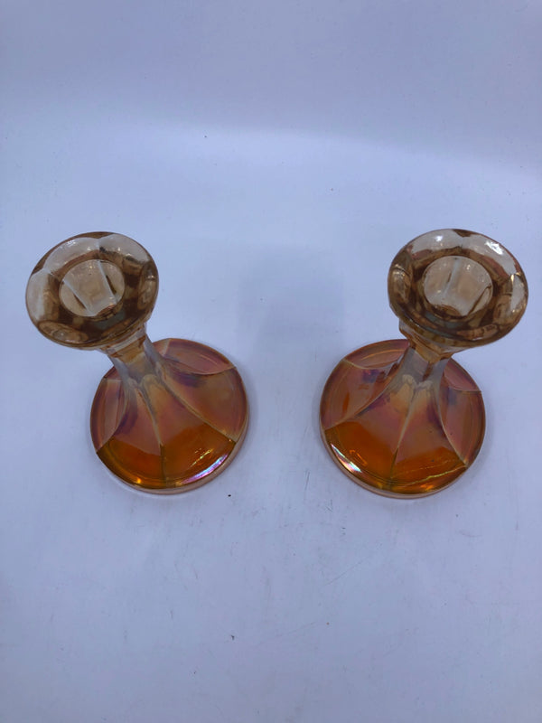 2 AMBER GLASS CANDLESTICK HOLDERS.