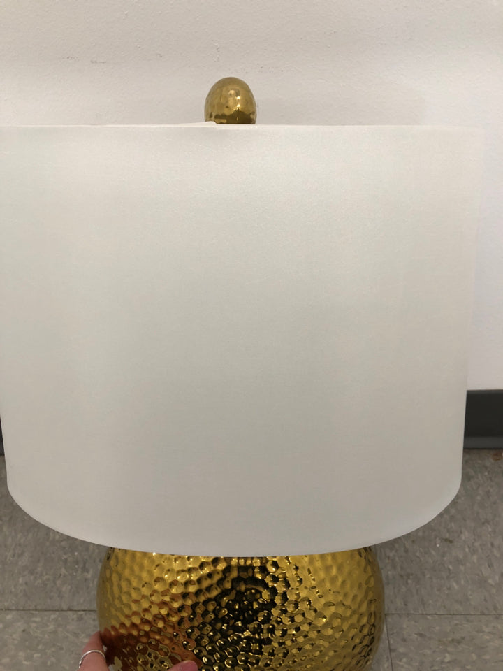 WIDE GOLD HAMMERED BASE LAMP W/ WHITE SHADE.