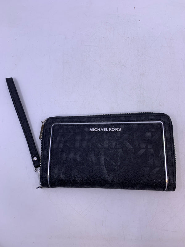NEW SIGNATURE FRAME OUT LARGE FLAT WALLET WRISTLET
