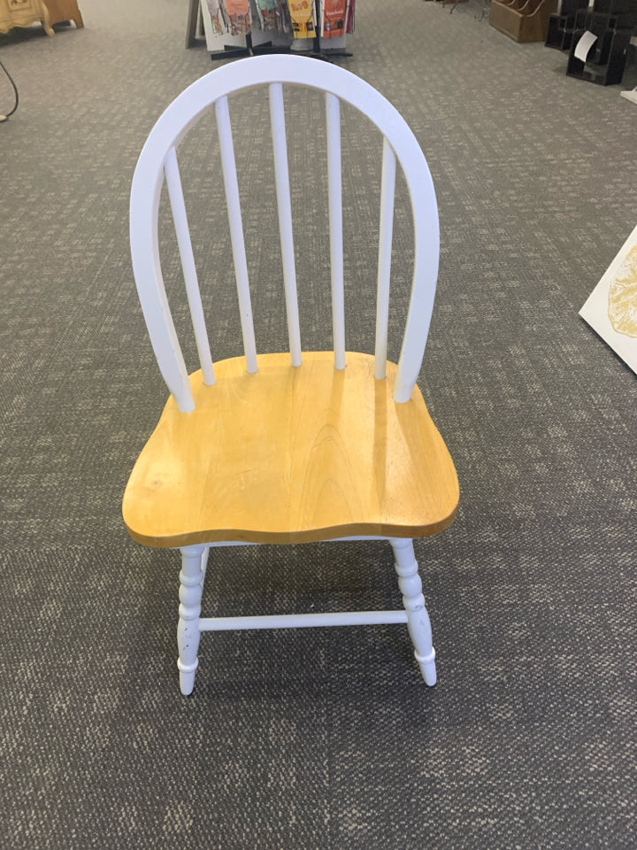 WHITE TWO TONED WOODEN TODDLER CHAIR.