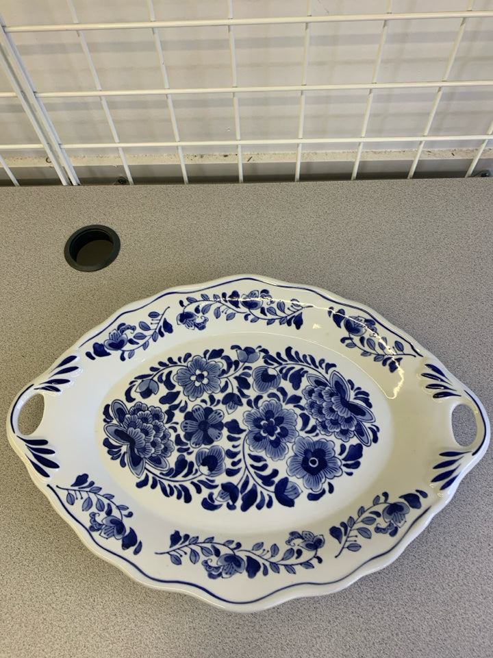 BLUE AND WHITE FLORAL SERVING PLATTER WITH HANDLES.