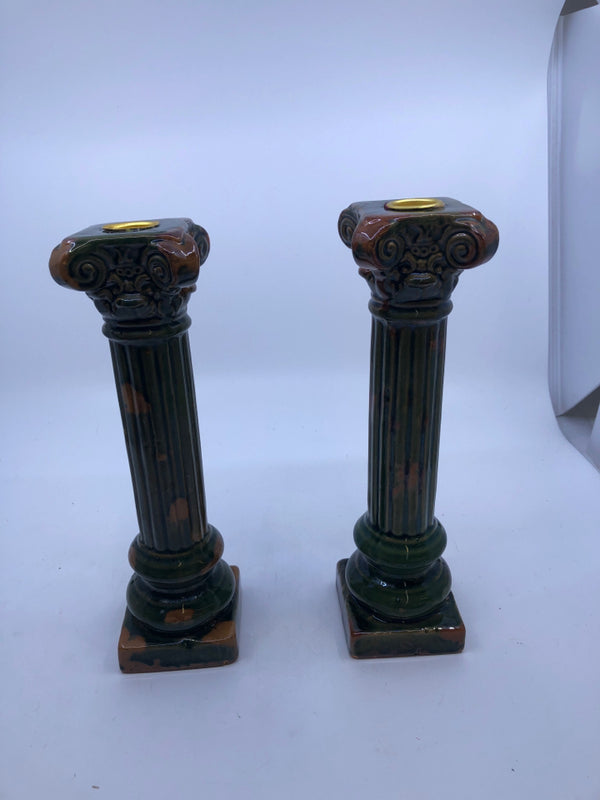 2 GREEN AND BROWN CERAMIC PILLAR CANDLE HOLDERS.