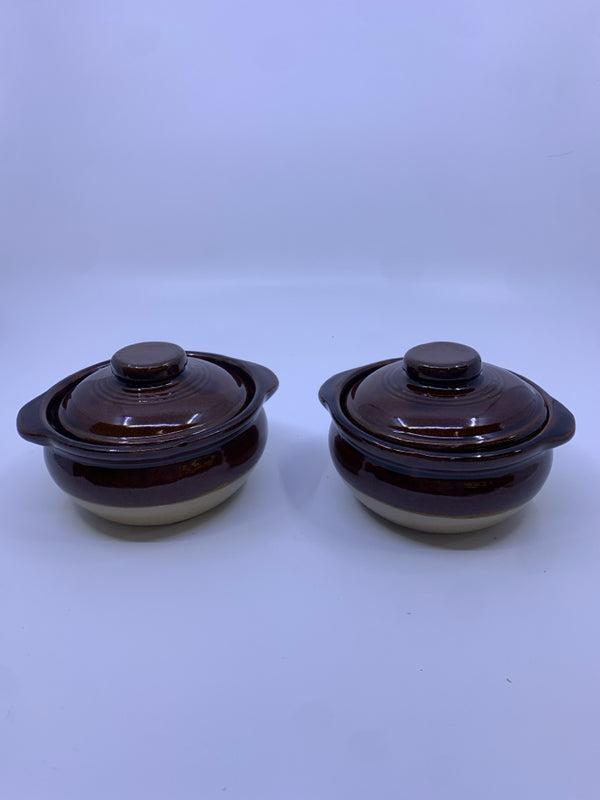 2 BROWN AND TAN POTTERY SOUP MUGS WITH LIDS.