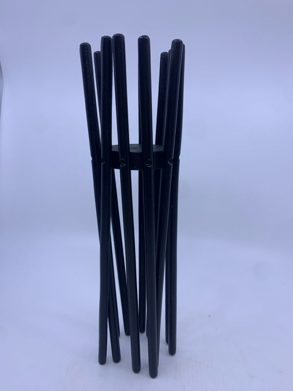 BLACK ABSTRACT PILLAR CANDLE HOLDER.