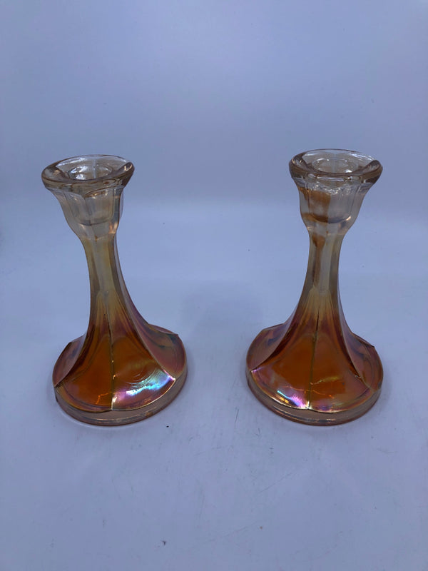2 AMBER GLASS CANDLESTICK HOLDERS.
