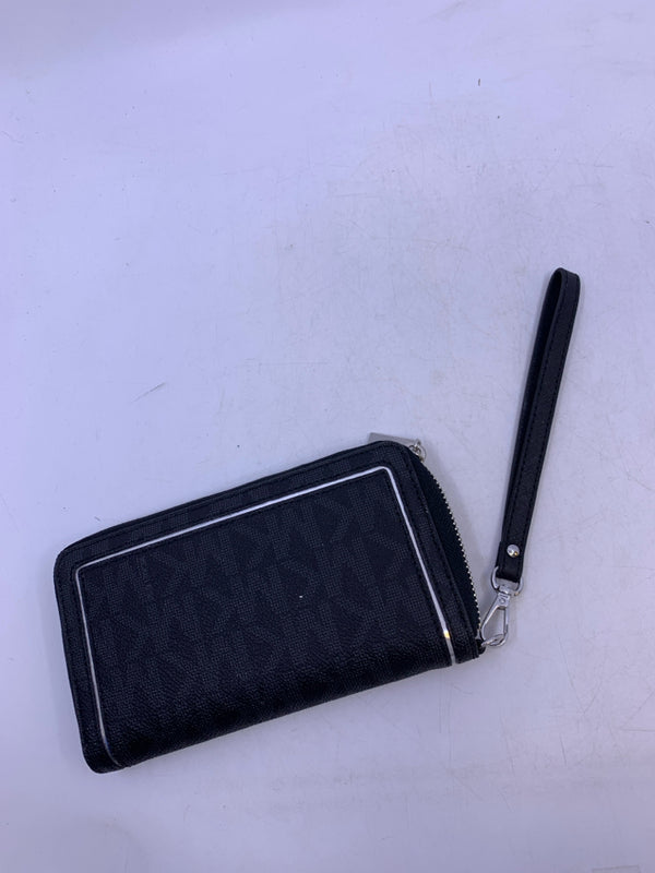 NEW SIGNATURE FRAME OUT LARGE FLAT WALLET WRISTLET