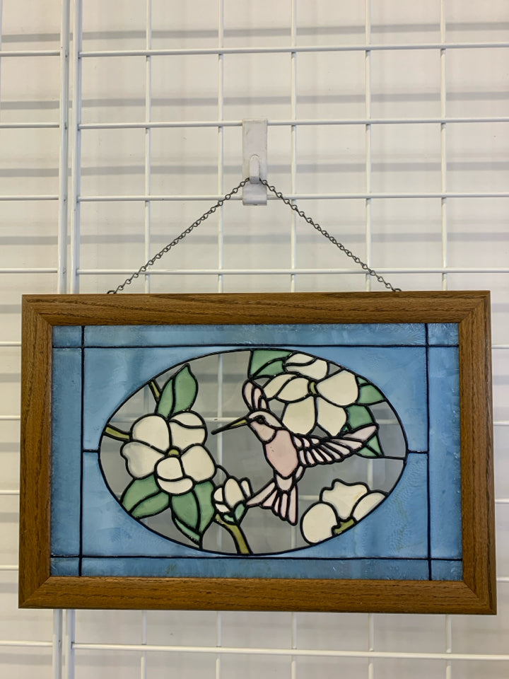 STAINED GLASS HUMMING BIRD WALL HANGING IN WOOD FRAME.