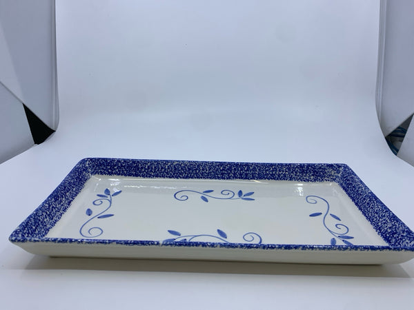 BLUE/WHITE TRAY WITH VINES.