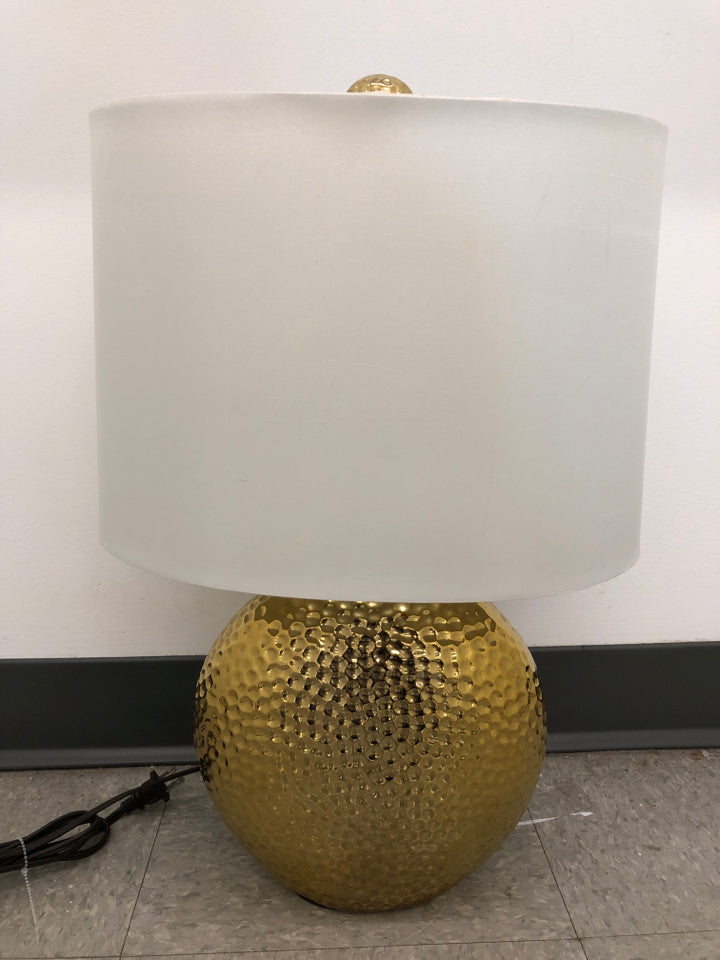 WIDE GOLD HAMMERED BASE LAMP W/ WHITE SHADE.