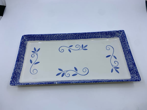 BLUE/WHITE TRAY WITH VINES.