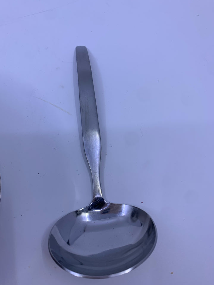 STAINLESS STEEL SAUCE BOWL WITH LADLE.