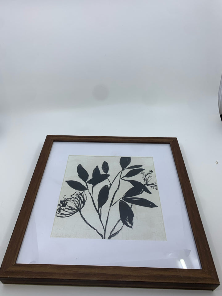 BLACK AND WHITE FLORAL WALL ART IN WOOD FRAME.
