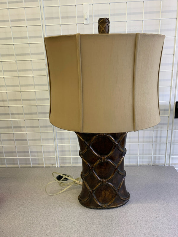 LIGHT WEIGHT BROWN FAUX WOOD BASE W/ TAN OVAL SHADE LAMP.