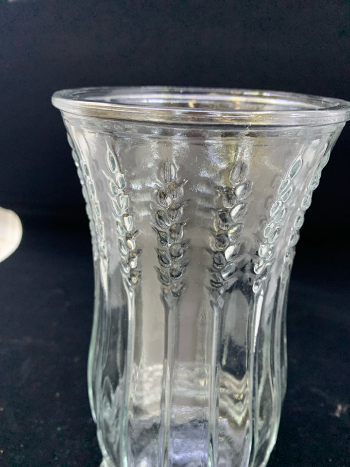 GLASS VASE WITH WHEAT DETAILS.